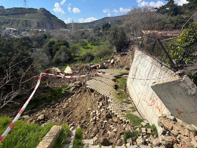 İzmir de toprak kayması sonucu tahliye edilen apartmanın sakinleri &ccedil;&ouml;z&uuml;m bekliyor 3
