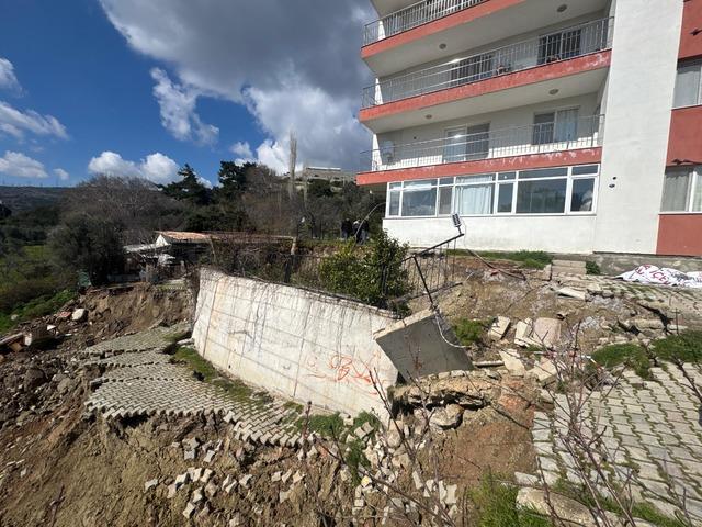 İzmir de toprak kayması sonucu tahliye edilen apartmanın sakinleri &ccedil;&ouml;z&uuml;m bekliyor 2