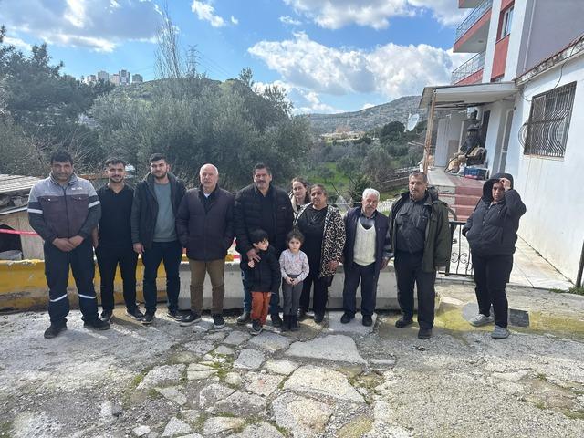 İzmir de toprak kayması sonucu tahliye edilen apartmanın sakinleri &ccedil;&ouml;z&uuml;m bekliyor 1