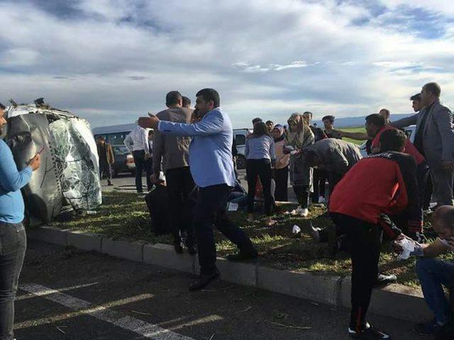 Diyarbakır’da minibüsü ile otomobil çarpıştı: 25 yaralı