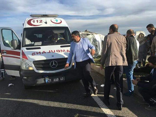 Diyarbakır’da minibüsü ile otomobil çarpıştı: 25 yaralı