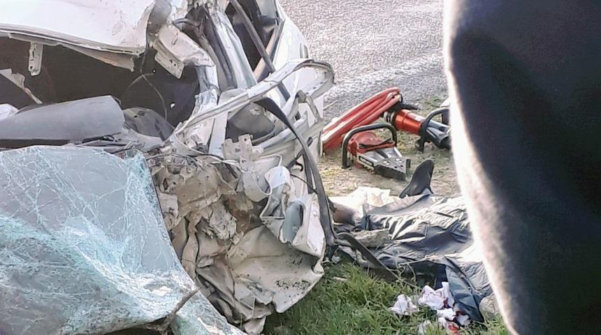 Korkunç kaza! Tırla çarpışan otomobil bu hale geldi! 