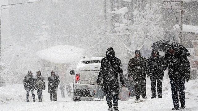 İstanbul'da 15 il&ccedil;eye kar uyarısı! Valilikten a&ccedil;ıklama geldi
