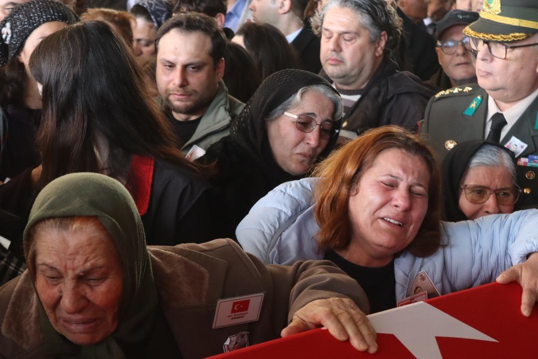 Şehit pilot İbrahim Bolat a son görev! Kızı Nil in gözyaşları hiç dinmedi 7