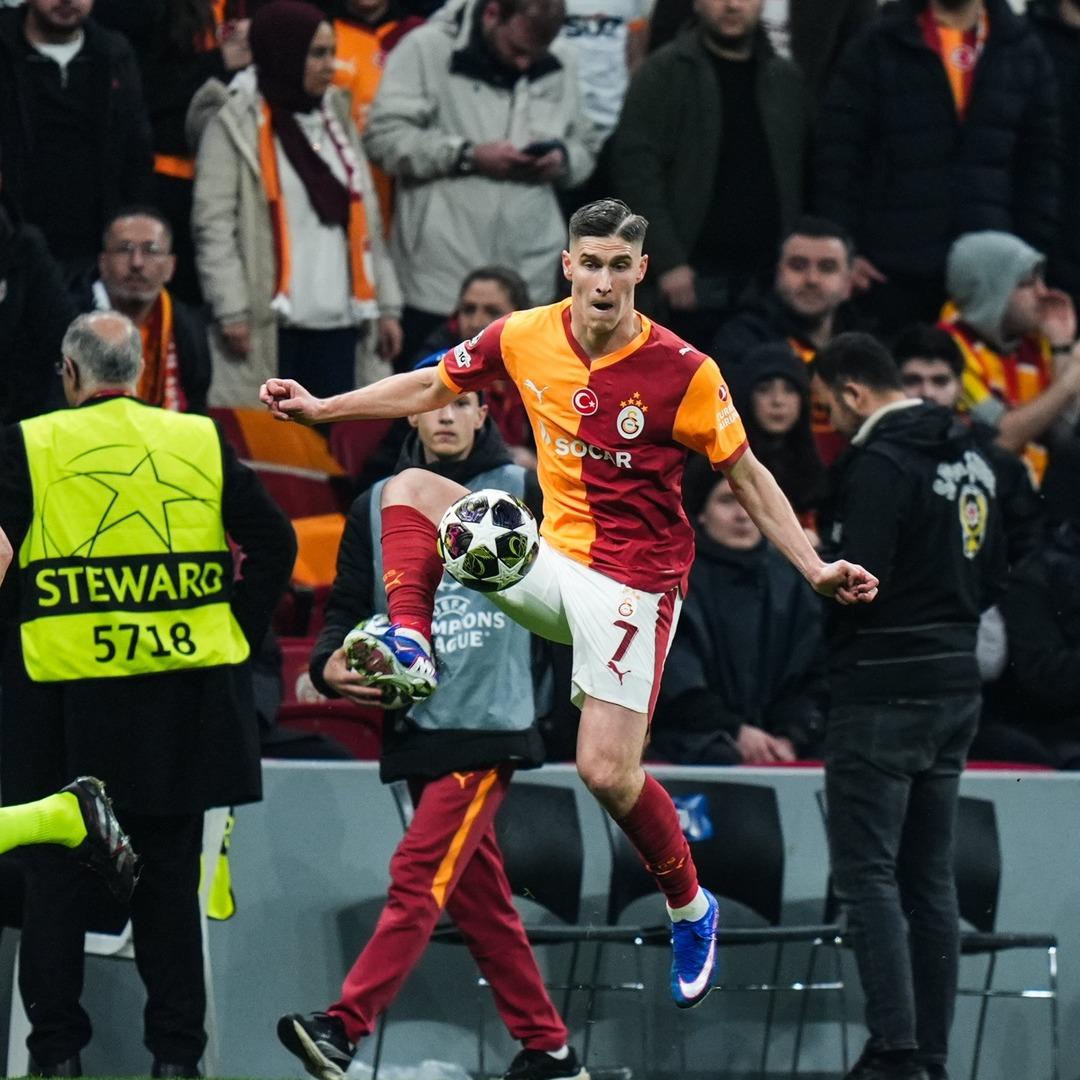 Liverpool ger&ccedil;eği ortaya &ccedil;ıktı! Yıldız ismini babasından transfer itirafı: "Galatasaray ile temas kurdular" 5
