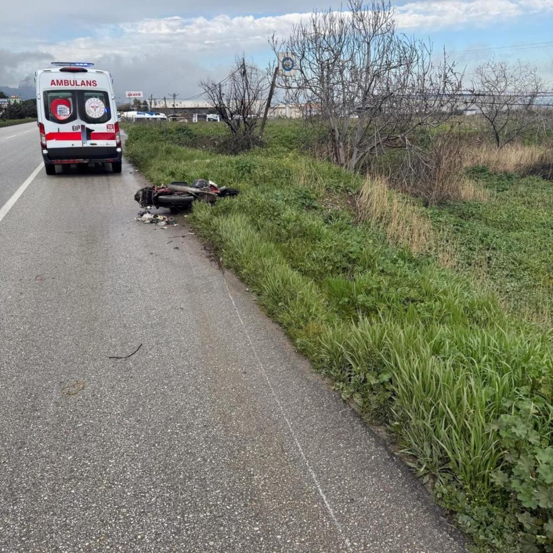 Manisa&rsquo;da devrilen motosikletin s&uuml;r&uuml;c&uuml;s&uuml; ağır yaralandı 1