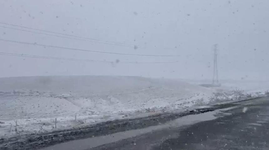 T&uuml;rkiye&rsquo;nin en kurak il&ccedil;elerinden Karapınar&rsquo;da kar sevinci