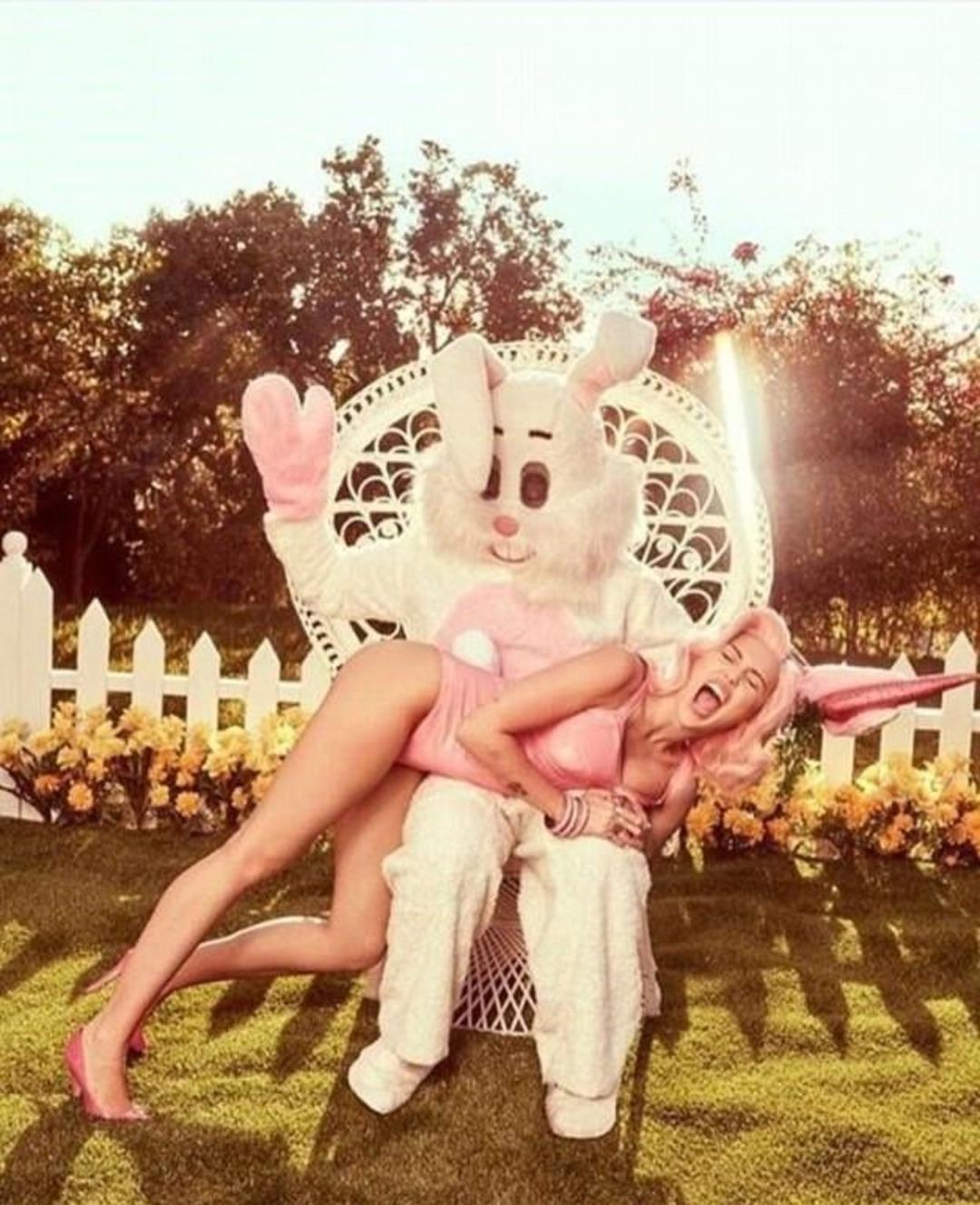 Miley Cyrus yine rahat durmadı