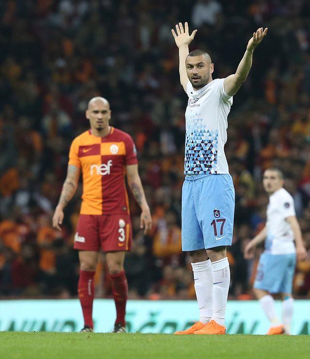 Spor Toto Süper Lig’de haftanın maçında Galatasaray ile Trabzonspor karşı karşıya geldi. Karşılaşma öncesinde Galatasaray’ın eski golcüsü Burak Yılmaz ile sarı-kırmzılı taraftarlar arasında kısa süreli bir gerginlik yaşandı. 