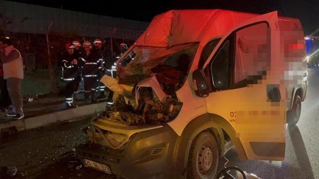 Panelvan araç park halindeki tıra ok gibi saplandı: 2 ağır yaralı