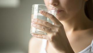 İftarda suyu b&ouml;yle i&ccedil;meyin! Sindirim sistemini mahvediyor