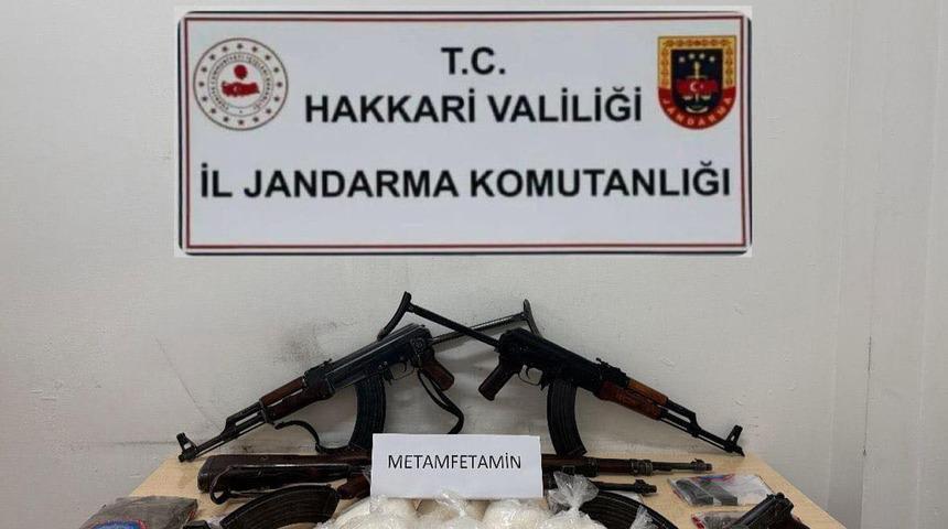 Hakkari'de 5 kilo metamfetamin ile silah ve m&uuml;himmat ele ge&ccedil;irildi