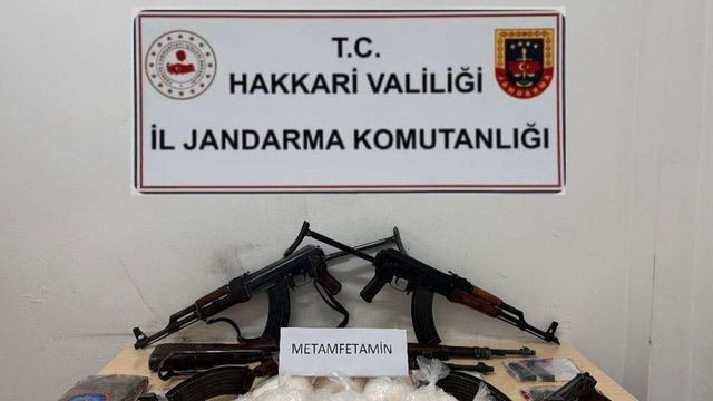 Hakkari'de 5 kilo metamfetamin ile silah ve mühimmat ele geçirildi