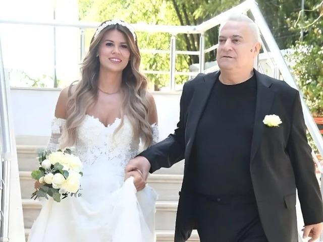 Boşanma şartları ortaya &ccedil;ıktı! 'D&uuml;ğ&uuml;nde takılan takılar ve araba...'  