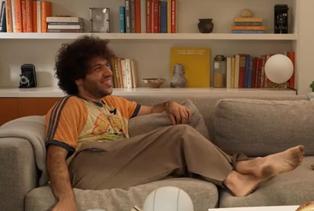 Selena Gomez&rsquo;in eşi Benny Blanco&rsquo;nun  pis ayakları  g&uuml;ndem oldu! Hayranlardan sert tepki 1