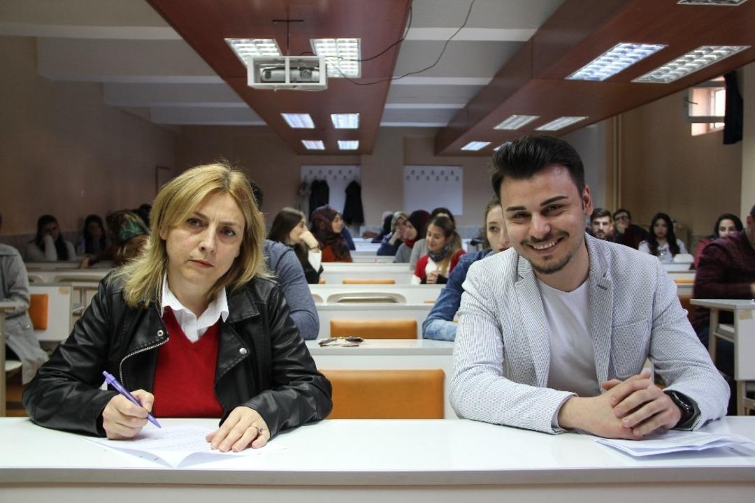 Azmetti, oğluyla birlikte &uuml;niversiteye girdi!