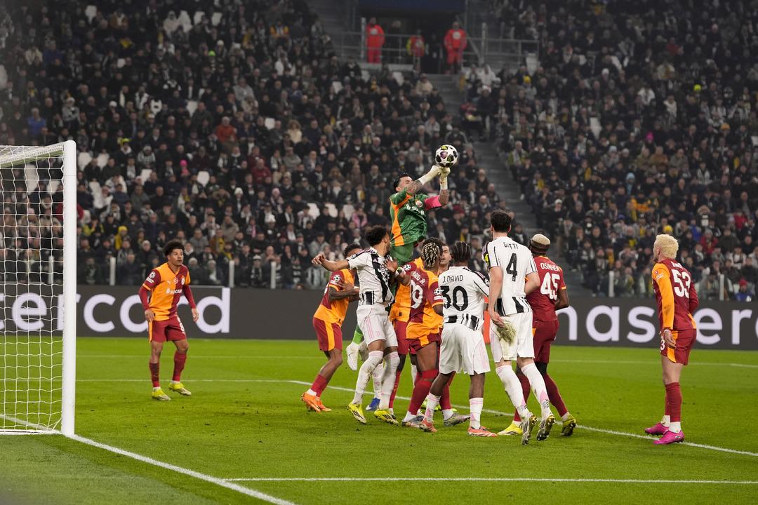 Juventus ma&ccedil;ındaki performansıyla Galatasaray ın yıldızına t&uuml;m d&uuml;nya hayran kaldı! Paylaşımlar peş peşe geldi: B&uuml;y&uuml;lenmiş gibiyim 1