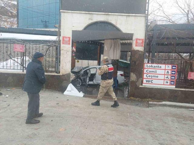 Bing&ouml;l&rsquo;de otomobil iş yerine girdi: 5 yaralı 5