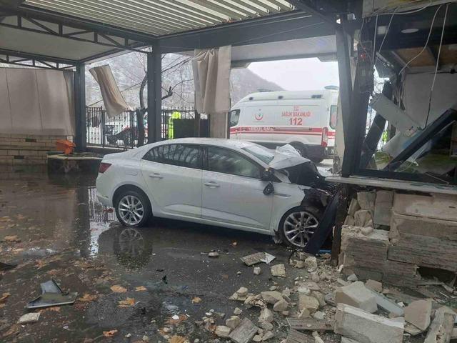 Bing&ouml;l&rsquo;de otomobil iş yerine girdi: 5 yaralı 4