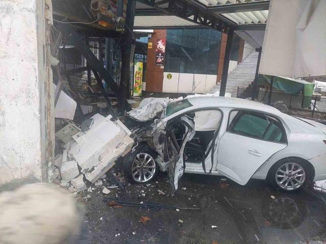 Bing&ouml;l&rsquo;de otomobil iş yerine girdi: 5 yaralı 3