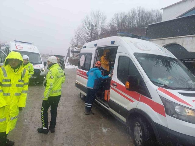 Bing&ouml;l&rsquo;de otomobil iş yerine girdi: 5 yaralı 2