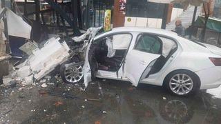 Bingöl’de otomobil iş yerine girdi: 5 yaralı