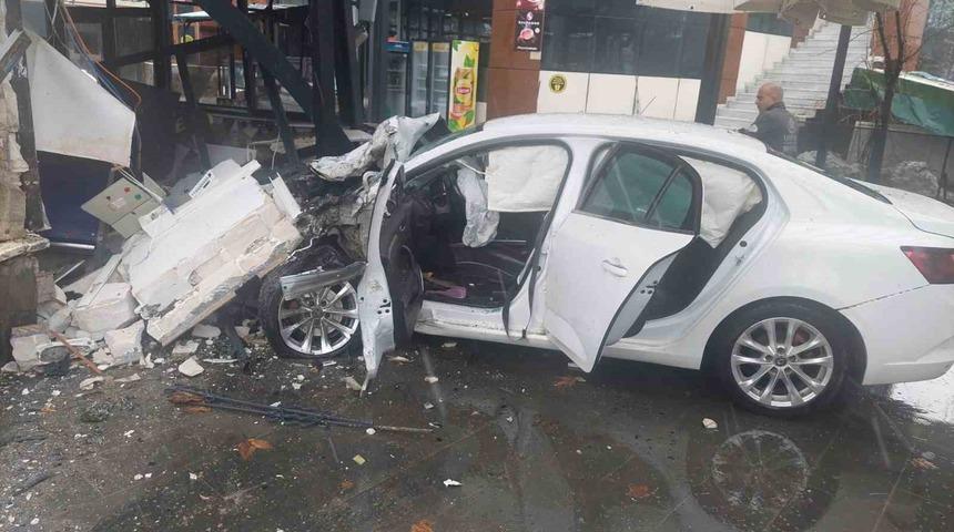 Bing&ouml;l&rsquo;de otomobil iş yerine girdi: 5 yaralı