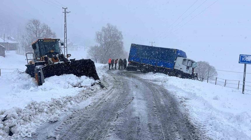 Muş&rsquo;ta tır iş makinesine &ccedil;arptı: 1 yaralı