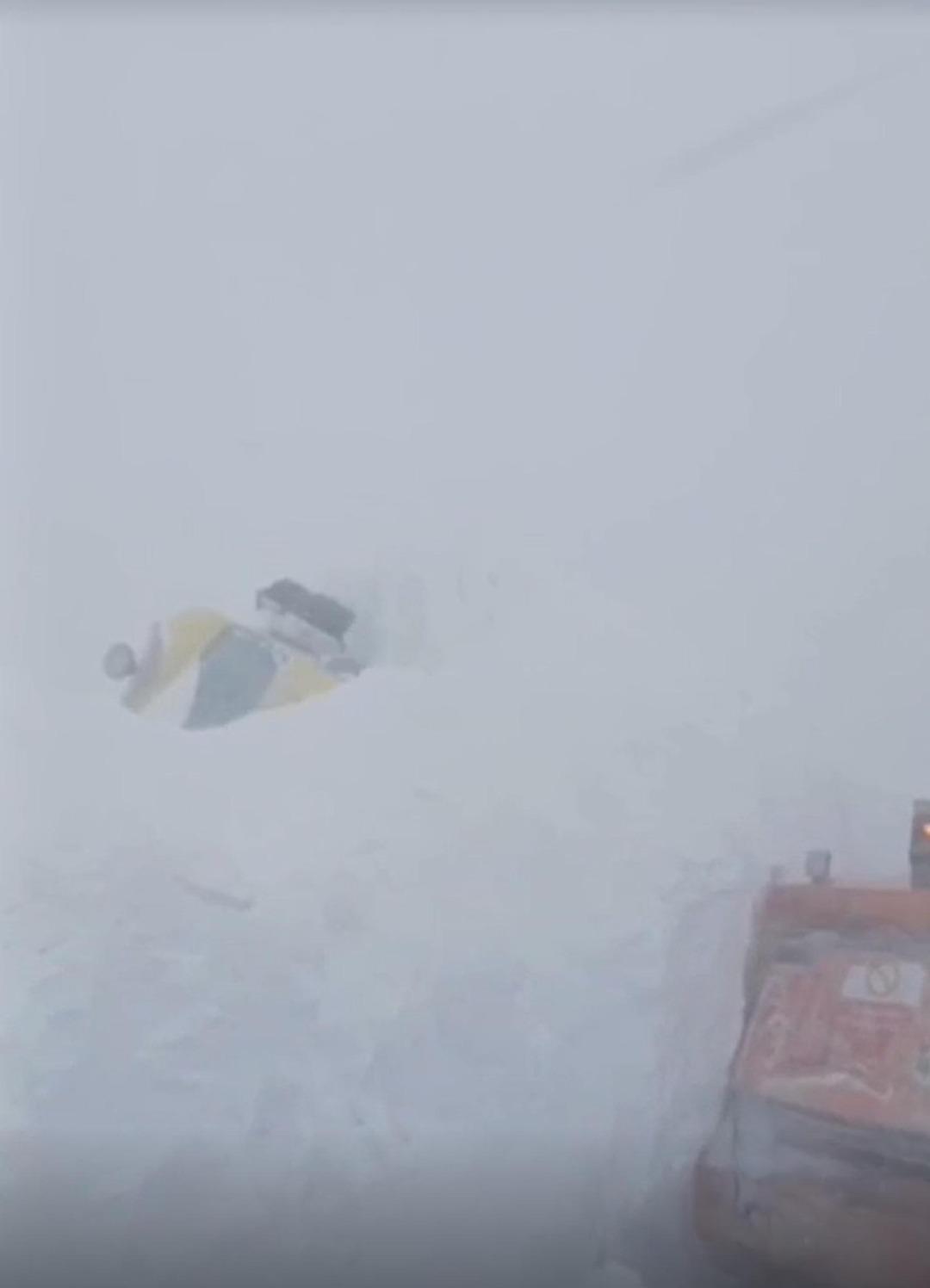 M&uuml;dahaleye gidip mahsur kaldılar! &Ccedil;ığ d&uuml;şt&uuml;, iş makineleri karlar altında kaldı 2