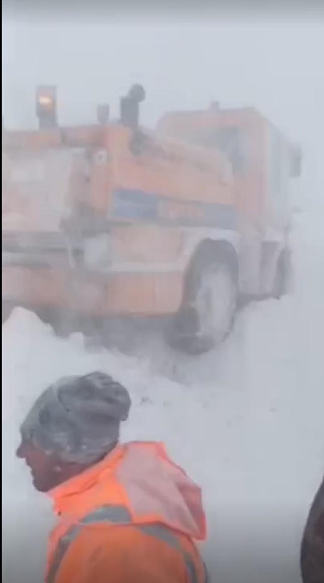 M&uuml;dahaleye gidip mahsur kaldılar! &Ccedil;ığ d&uuml;şt&uuml;, iş makineleri karlar altında kaldı 1