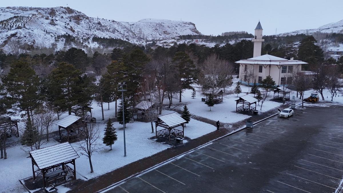 Kar Sivas'ı terk edemedi, şehir yeniden beyaza büründü - Gündem Haberleri