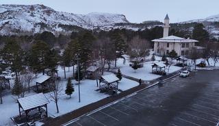 Kar Sivas'ı terk edemedi, şehir yeniden beyaza b&uuml;r&uuml;nd&uuml;