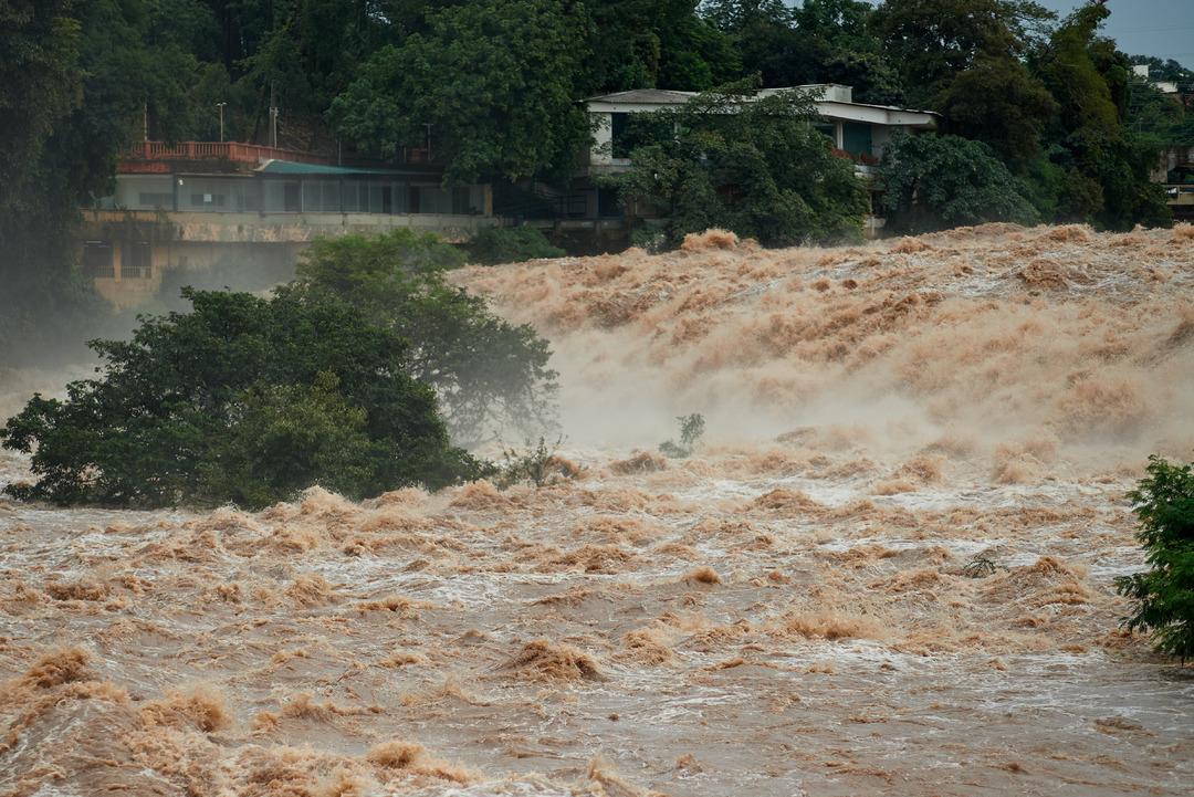 &Uuml;lke kabusu yaşıyor: Ana yollar nehre d&ouml;nd&uuml;! Resmen sular altında kaldılar 1