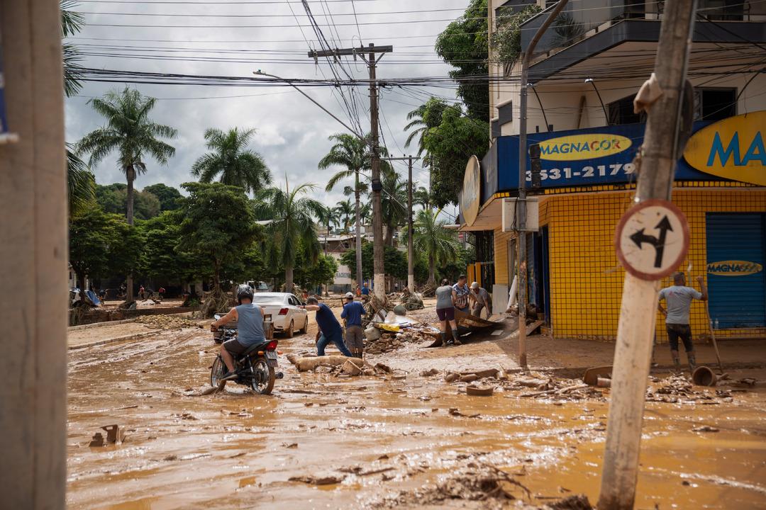 &Uuml;lke kabusu yaşıyor: Ana yollar nehre d&ouml;nd&uuml;! Resmen sular altında kaldılar 2