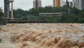 &Uuml;lke kabusu yaşıyor: Ana yollar nehre d&ouml;nd&uuml;!