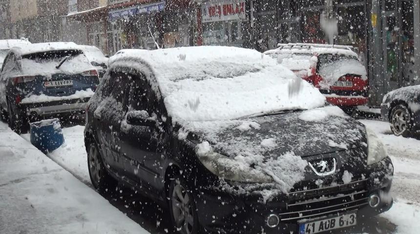 Ahlat&rsquo;ta kar yağışı