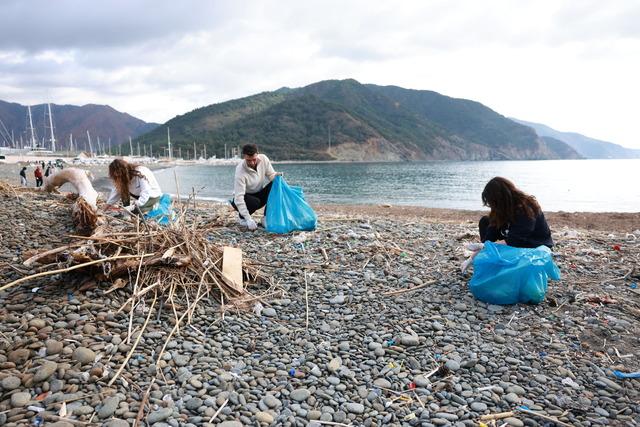 Marmaris te fırtınanın sahile s&uuml;r&uuml;klediği atıkları gen&ccedil;ler topladı 1