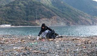 Marmaris'te fırtınanın sahile s&uuml;r&uuml;klediği atıkları gen&ccedil;ler topladı