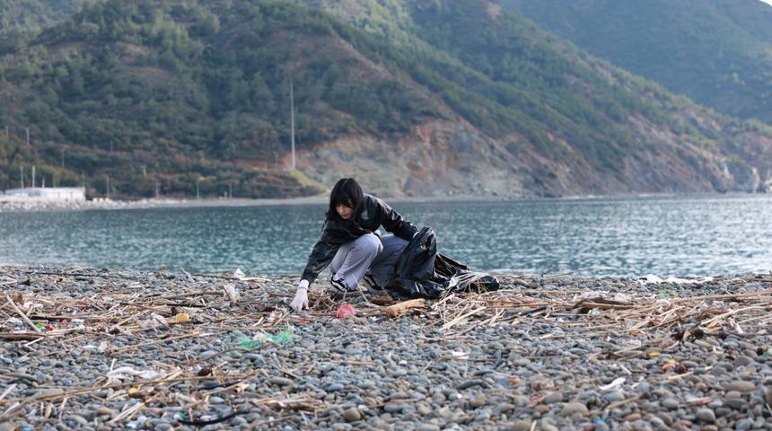 Marmaris'te fırtınanın sahile s&uuml;r&uuml;klediği atıkları gen&ccedil;ler topladı