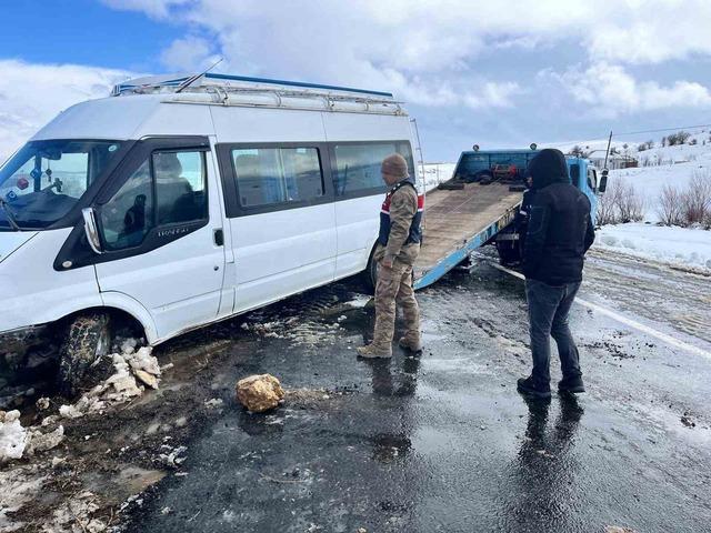 Şarampole s&uuml;r&uuml;klenen minib&uuml;s, ekipler tarafından kurtarıldı 1