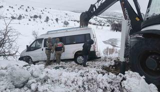 Şarampole s&uuml;r&uuml;klenen minib&uuml;s, ekipler tarafından kurtarıldı