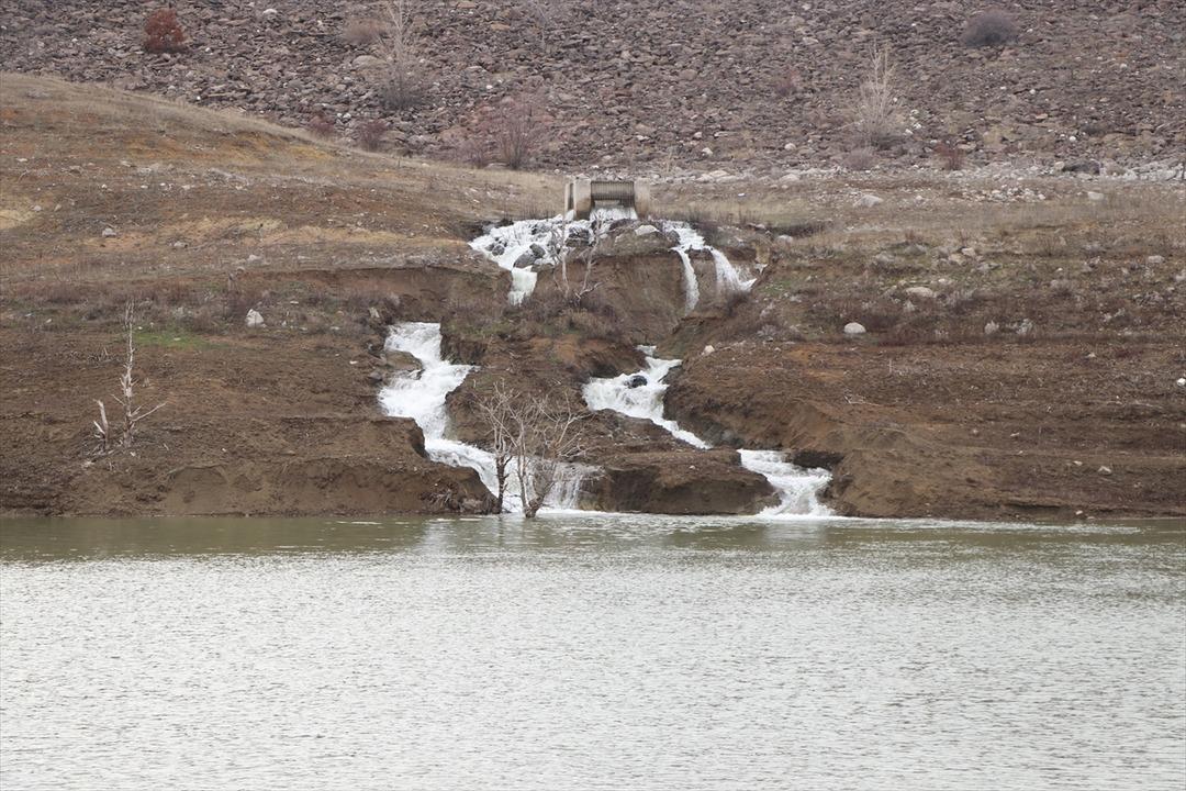 Bu barajın 2 ay &ouml;nce toprağı susuzluktan &ccedil;atlamıştı! Doluluk y&uuml;zde 15 e ulaştı 4
