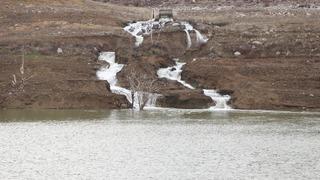 Bu barajın 2 ay önce toprağı susuzluktan çatlamıştı! Doluluk yüzde 15'e ulaştı