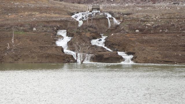 Bu barajın 2 ay önce toprağı susuzluktan çatlamıştı! Doluluk yüzde 15'e ulaştı