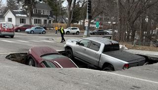 Bir anda yol obruğa d&ouml;n&uuml;şt&uuml;: İki ara&ccedil; i&ccedil;inde kaldı