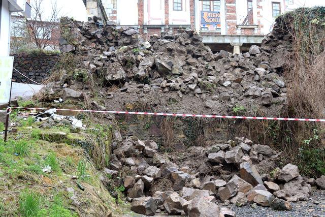 Ordu da istinat duvarının &ccedil;&ouml;kmesi sonucu park halindeki 3 ara&ccedil;ta hasar oluştu 1