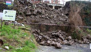 Ordu'da istinat duvarının &ccedil;&ouml;kmesi sonucu park halindeki 3 ara&ccedil;ta hasar oluştu