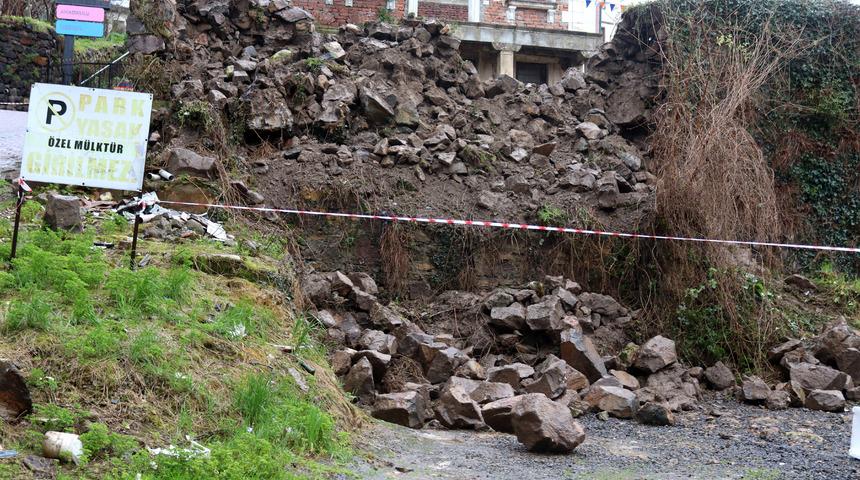 Ordu'da istinat duvarının &ccedil;&ouml;kmesi sonucu park halindeki 3 ara&ccedil;ta hasar oluştu