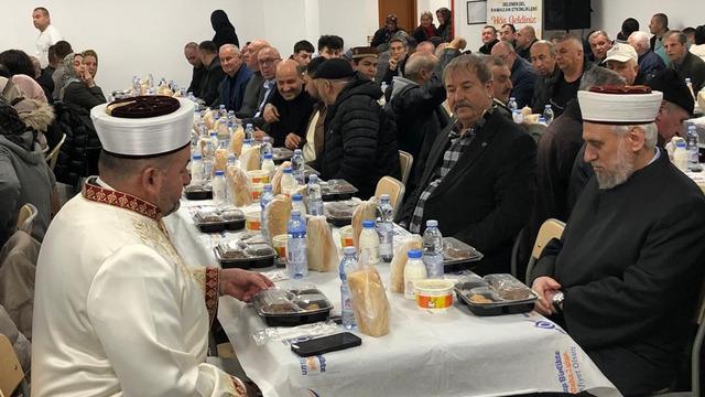İlk adres Kırcaali oldu: Balkanlarda onlarca kişi iftar sofrasında bir araya geldi