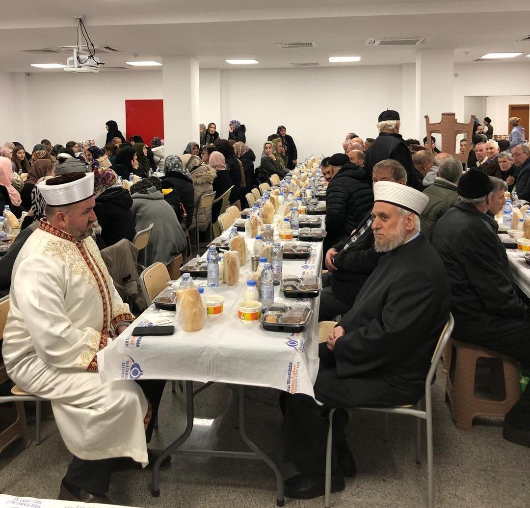 İlk adres Kırcaali oldu: Balkanlarda onlarca kişi iftar sofrasında bir araya geldi 1